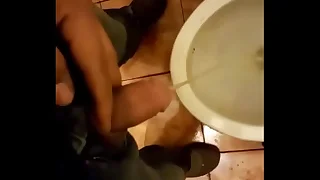 mi amante orinando&period;&period;&period; mi nueva obsesi&oacute;n&comma; ver orinar parte 4